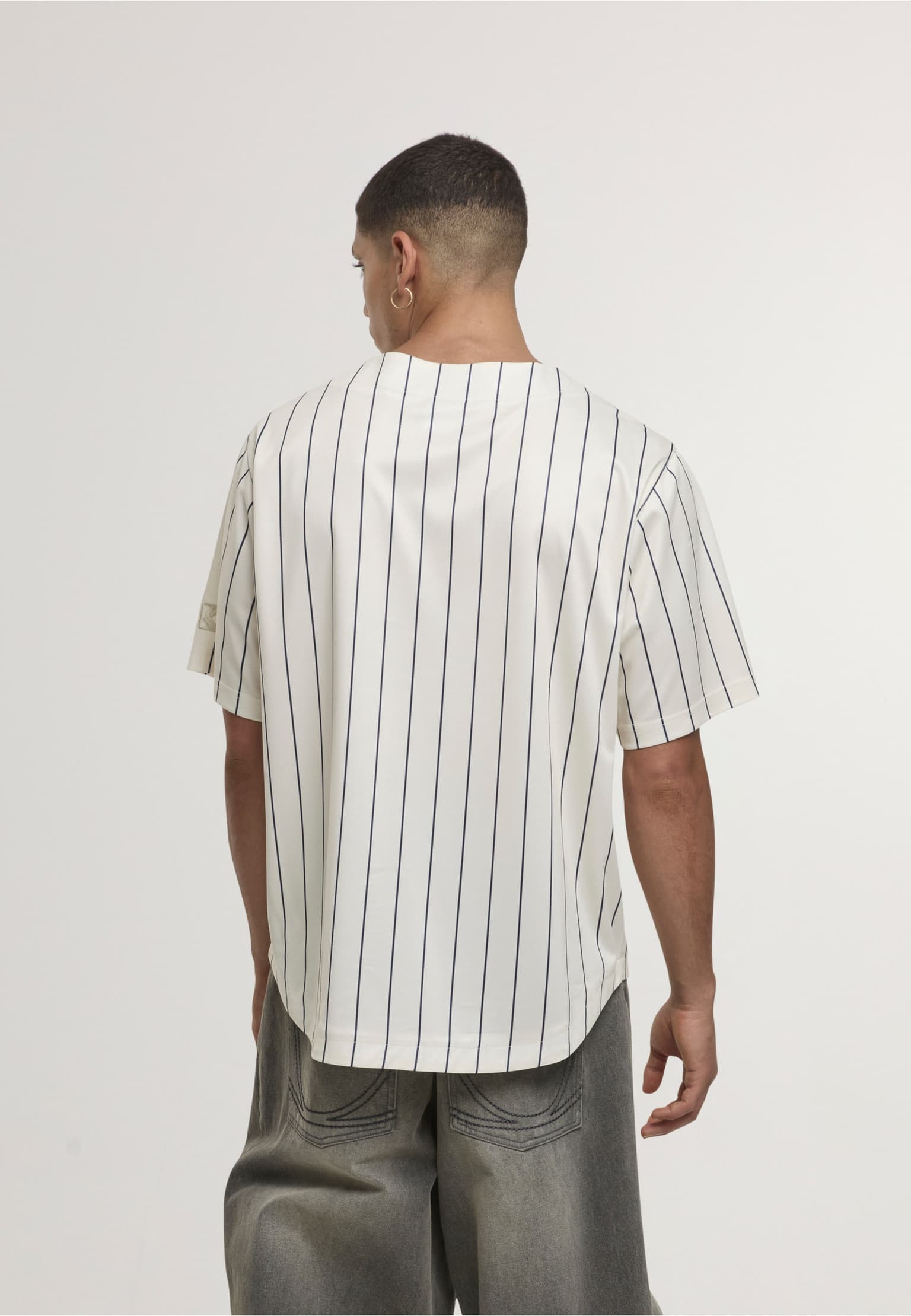 Karl Kani Cursive Varsity Pinstripe Cropped Baseball Jersey – Bild 2
