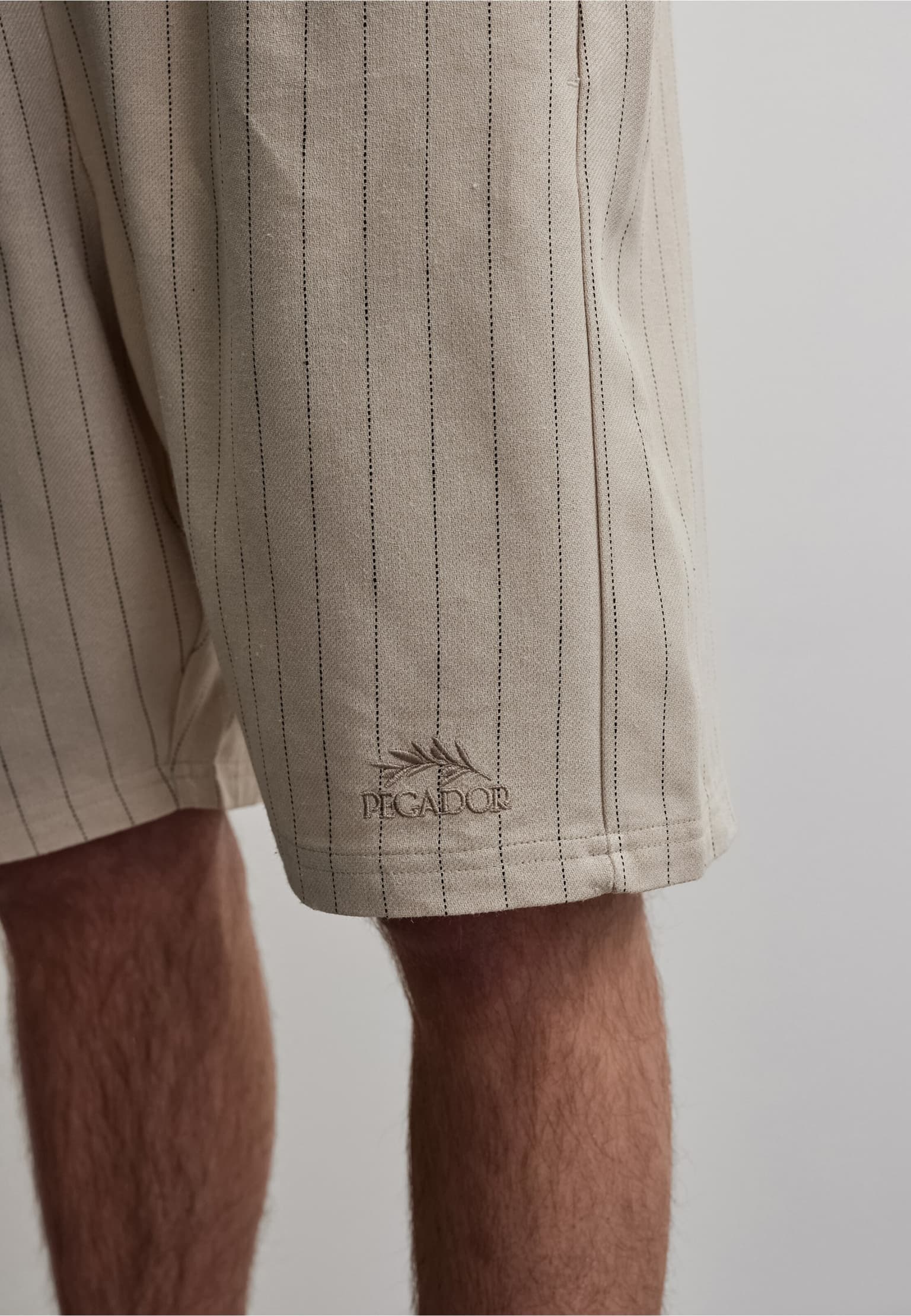 PEGADOR Kenmare Pinstripe Short – Bild 3