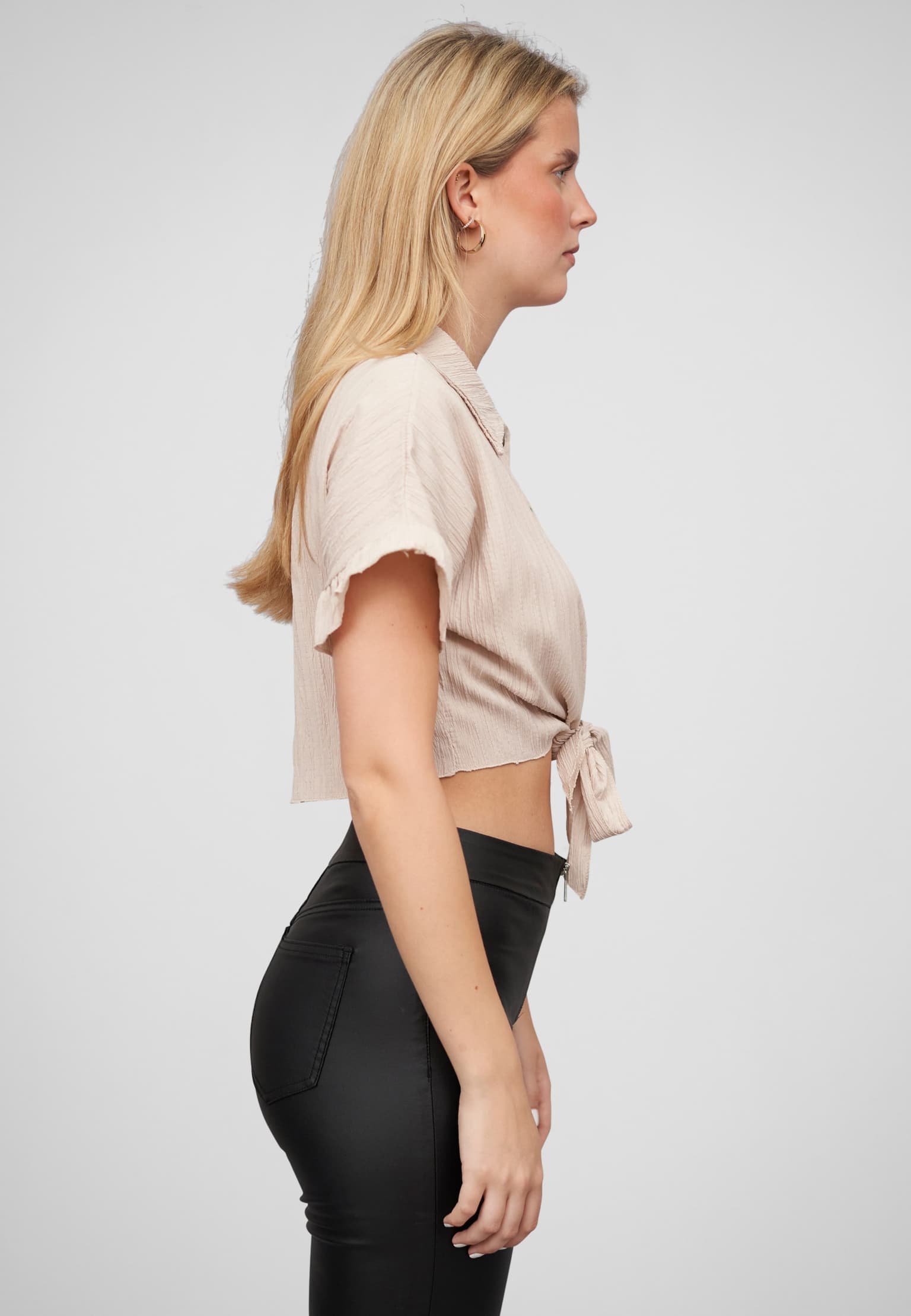 Cloud5ive Crop Bluse mit Knopfleiste und Knoten – Bild 4