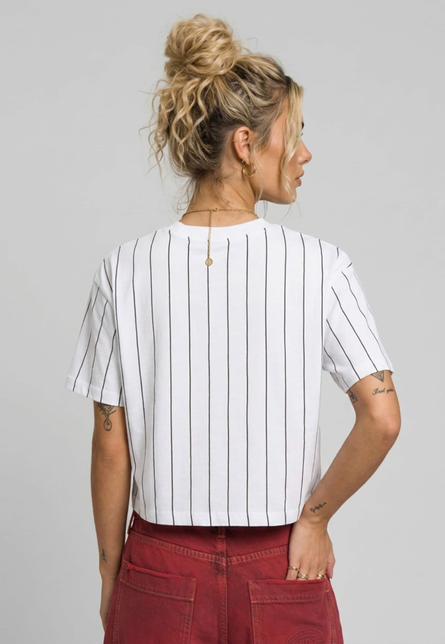 Karl Kani Small Signature Essential Pinstripe Crop T-Shirt – Bild 2