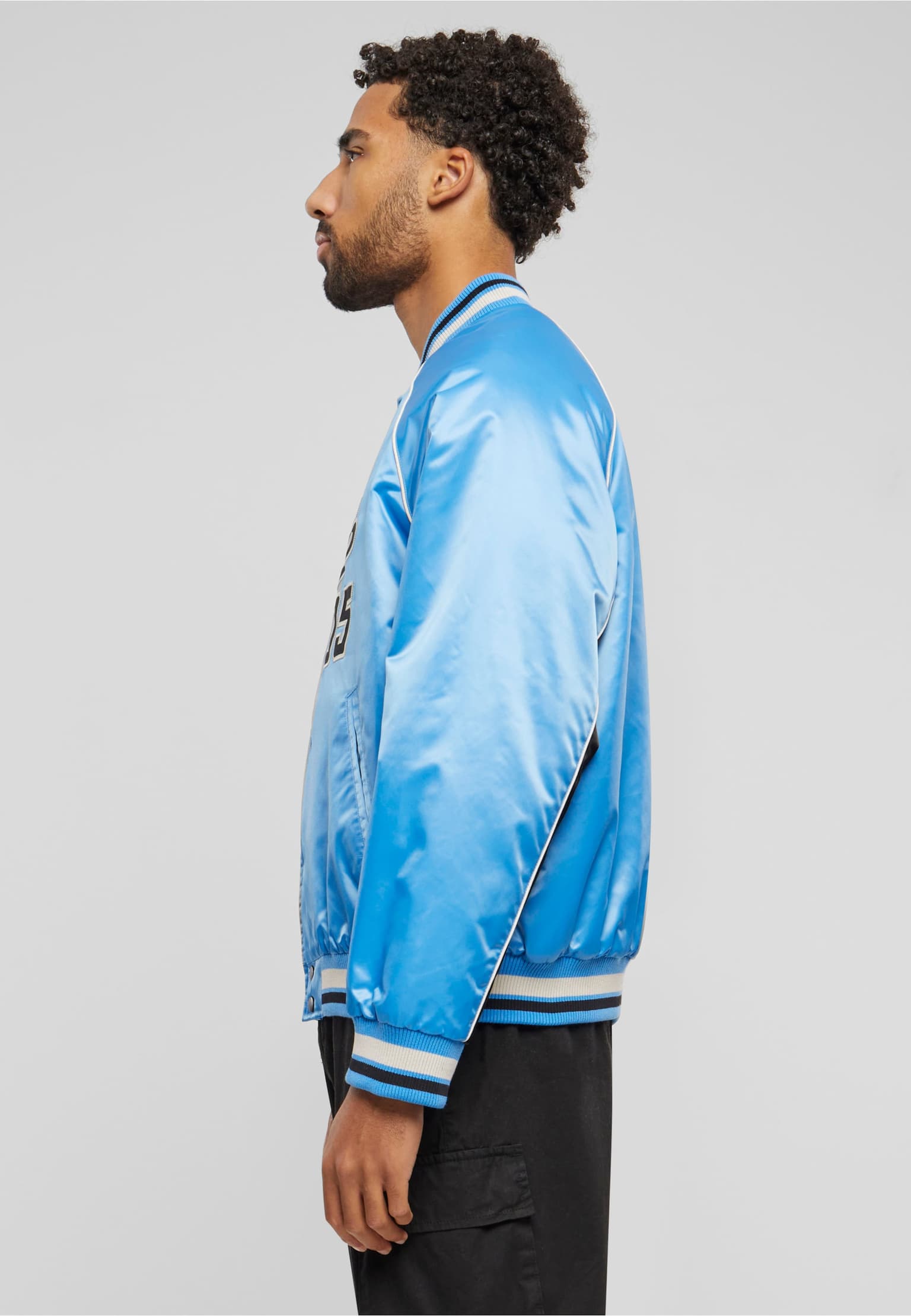 FM241-012-1 Fubu Varsity Satin Raglan Bomber Jacket – Bild 3